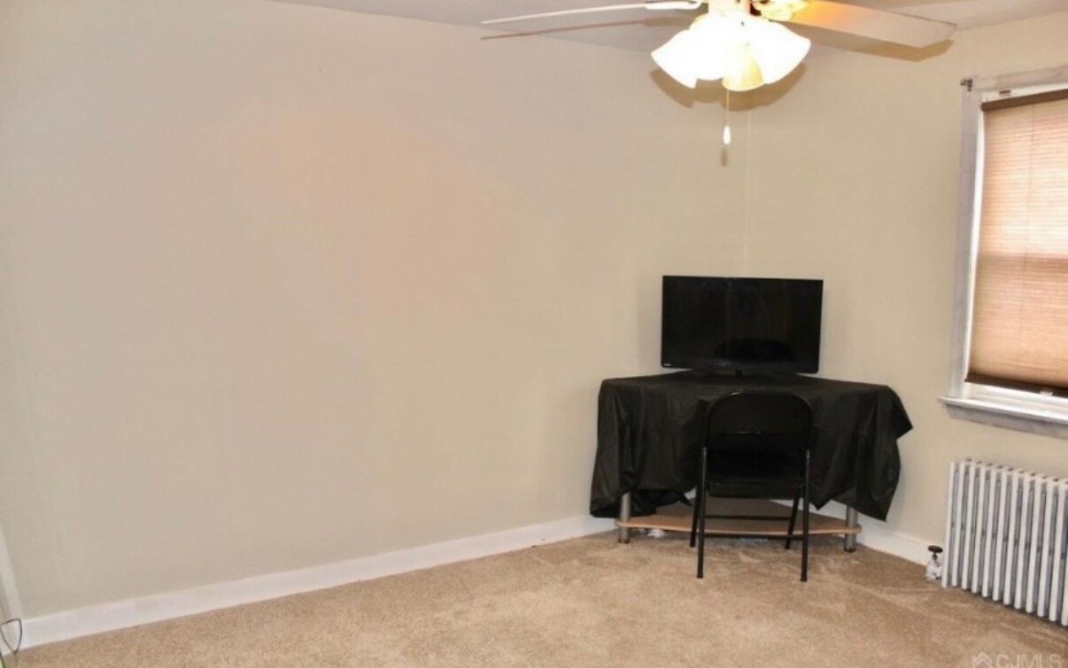 Building Photo - 425 Ferris St