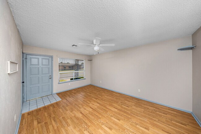 Building Photo - 4213 SW Summit Ave