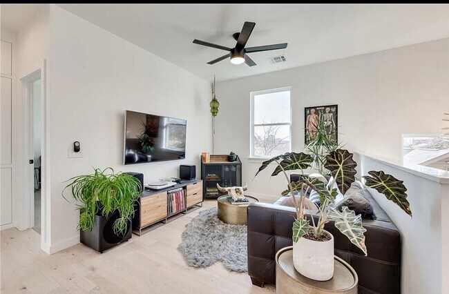 Building Photo - Downtown Okc' s finest!   Sophisticated, C...
