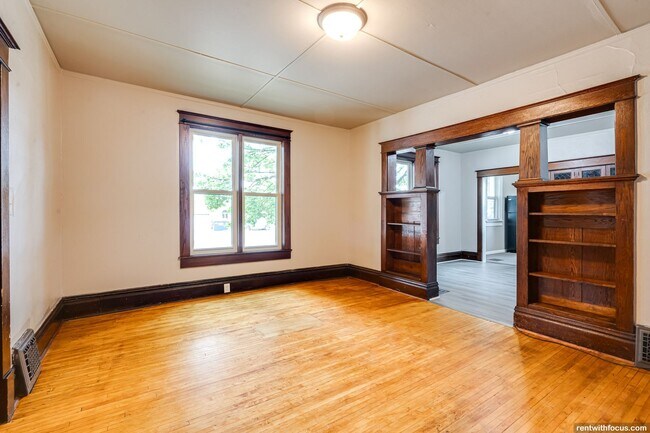 Building Photo - 103 W Parkway Ave