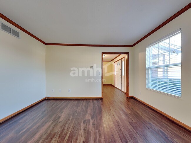 Building Photo - 6088 Lakewood Dr