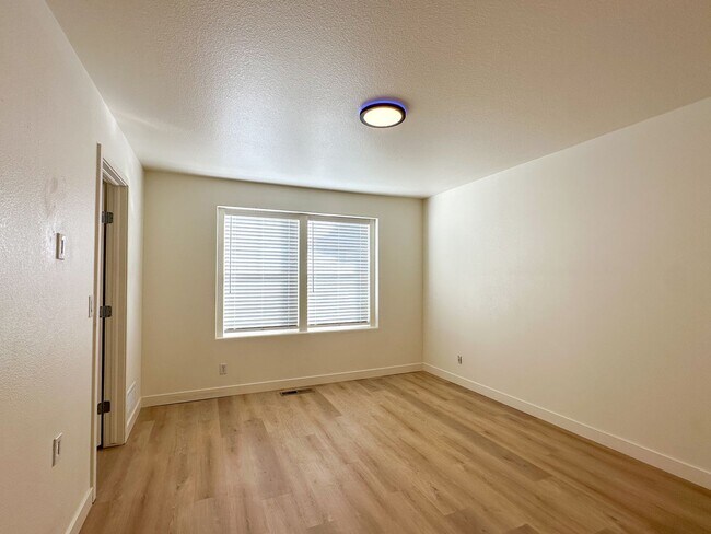 Building Photo - Beautifully Updated Townhome Near DIA