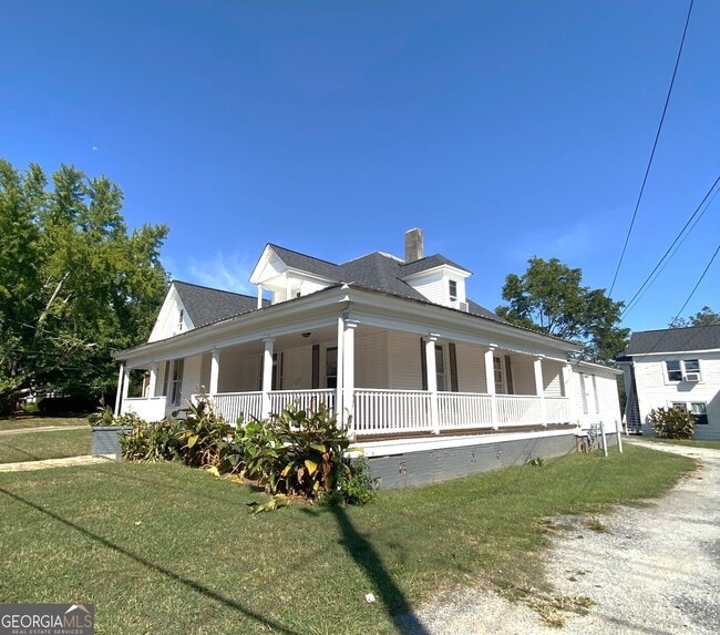 Building Photo - 302 Cedar St