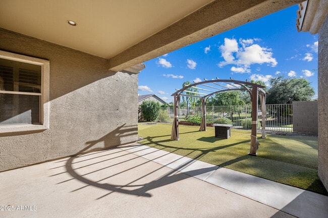 Building Photo - 2407 E Iris Dr