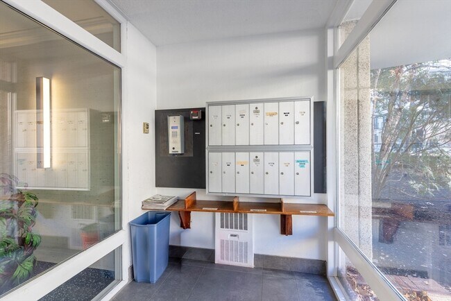 Building Photo - 100 Marion St