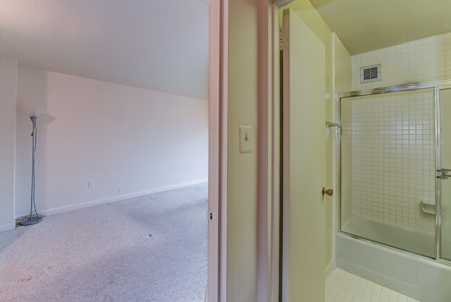 Building Photo - Spacious & Bright Studio at River Place East