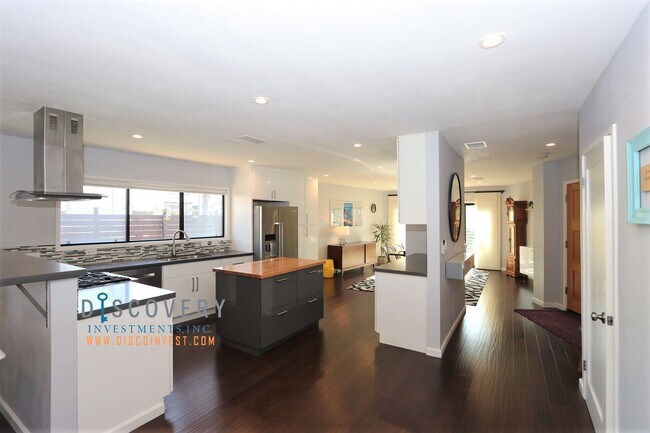 Building Photo - Centrally Located Mid-Century Contemporary Home
