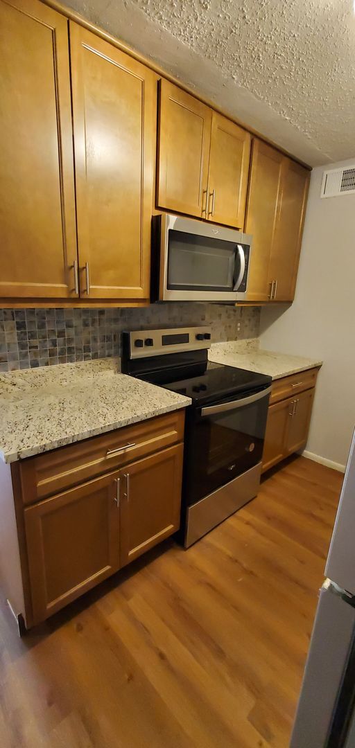 Building Photo - Renovated Two Bedroom Condo with Garage Space in Ladue School District