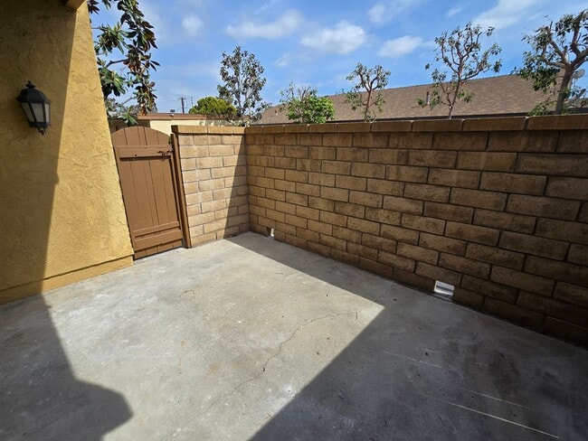 Building Photo - Downstairs 1 Bedroom Unit in Orange