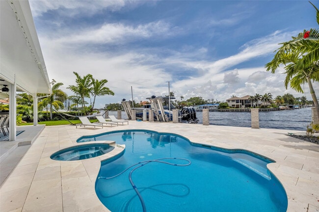 Building Photo - 2005 N Riverside Dr