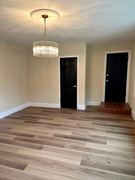 Building Photo - 408 S Hanley Rd