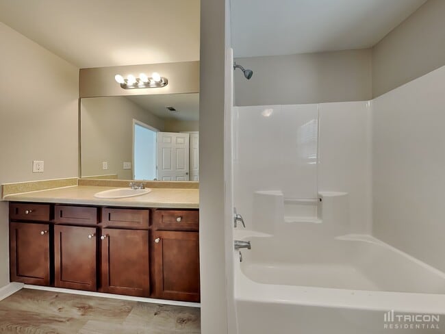 Building Photo - 528 Tulip Ln