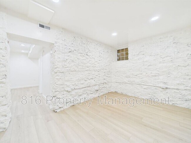 Building Photo - 1110 E 40th St