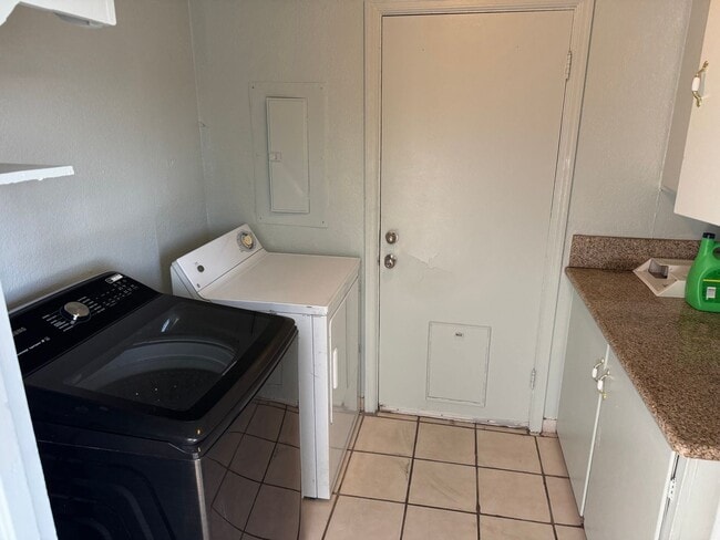 Building Photo - Downtown Home for Rent. Be near all the ac...