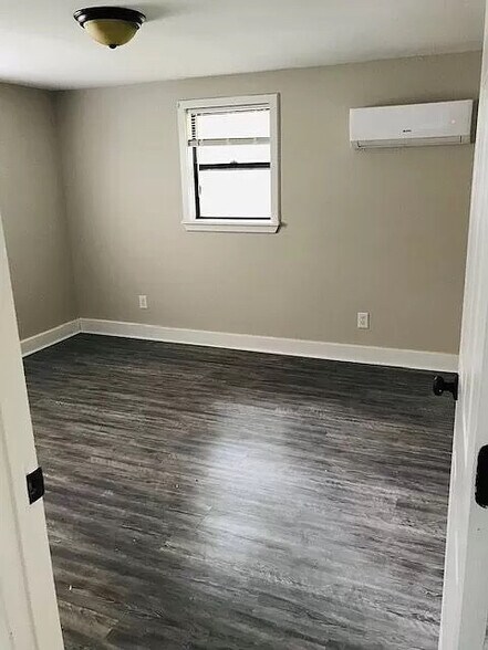 Building Photo - Room in Apartment on Heathcliff St