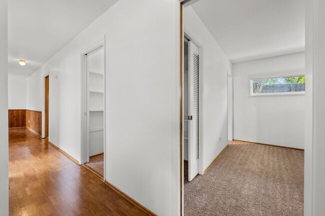 Building Photo - Charming 3 Bedroom 2 Bathroom Home in La M...