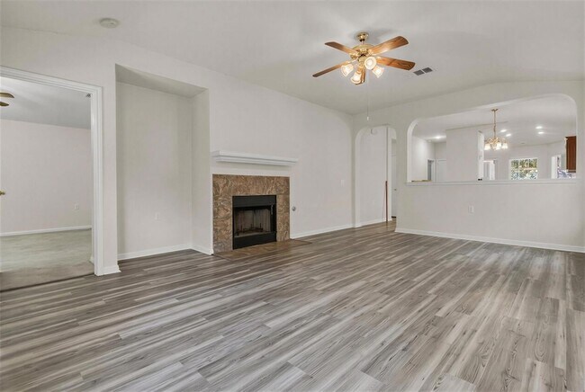 Building Photo - 5605 Bentsen Ln