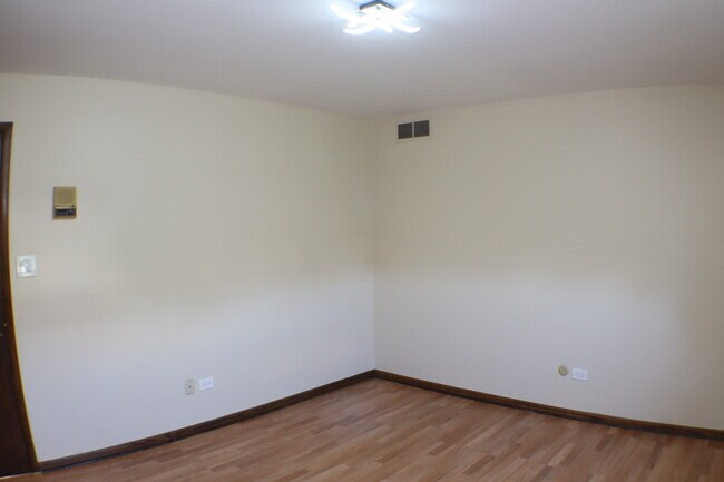 Building Photo - 44 Kingston Dr