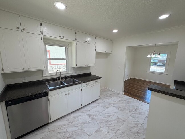 Building Photo - Bright, Updated 3 Bedroom Home with Modern Finishes