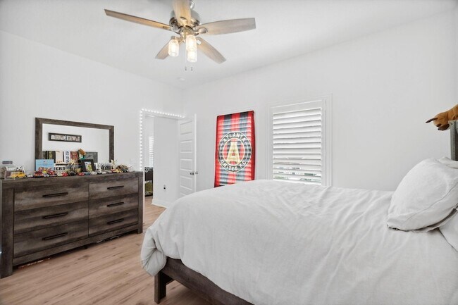 Building Photo - 627 Las Roblas Grande Dr