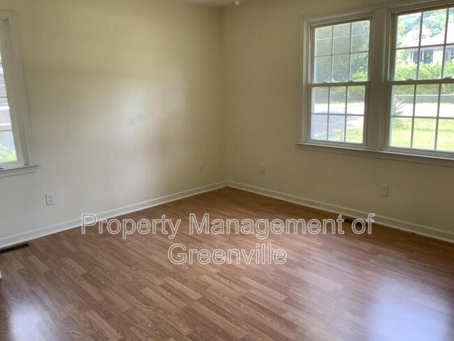 Building Photo - 16 Mayflower Ave