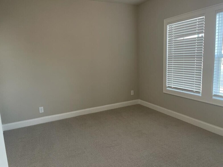 Building Photo - 1112 Knoxboro Ln