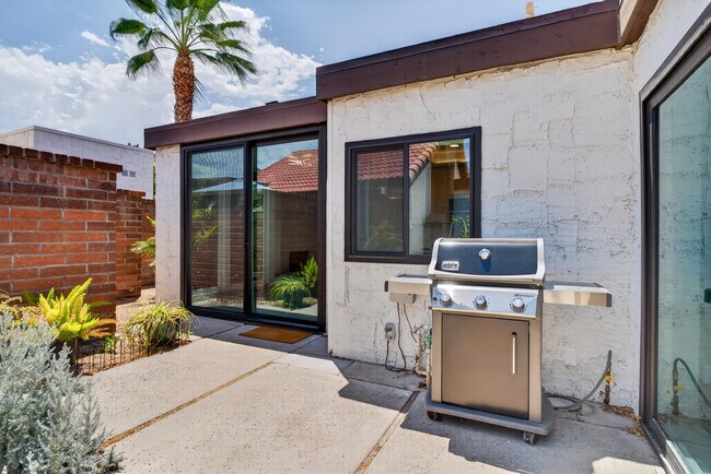 Building Photo - 2490 E Miramonte Cir