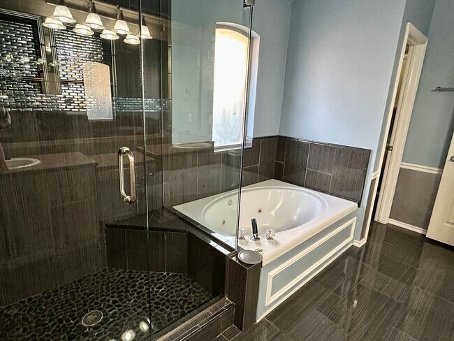 Building Photo - AVAILABLE NOW - $500 OFF FIRST FULL MONTH - Beautiful Home In Edmond School District!