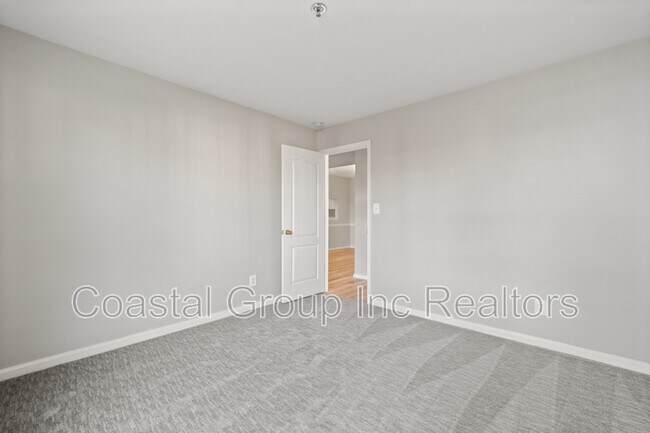 Building Photo - 2212 Lesner Crescent