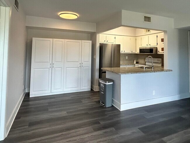 Building Photo - 7154 Golf Colony Ct