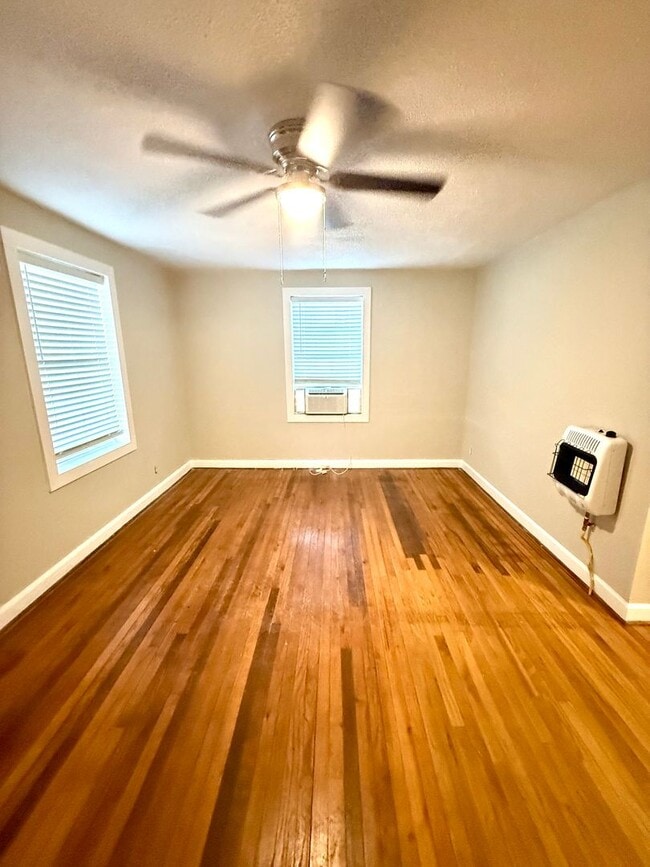 Building Photo - ** 1 Bed 1 Bath located In Capitol Heights...