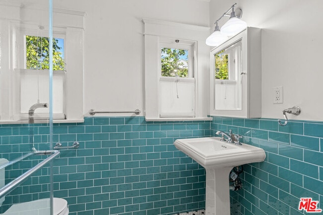 Building Photo - 813 Crestmoore Pl