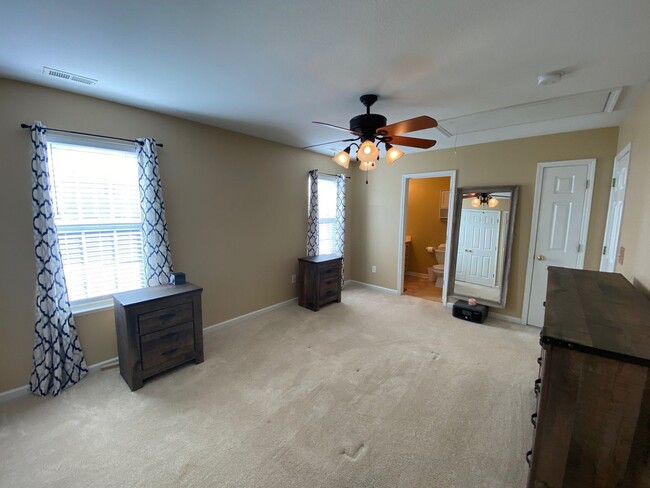 Building Photo - Fletcher - Updated Townhome with fenced pa...