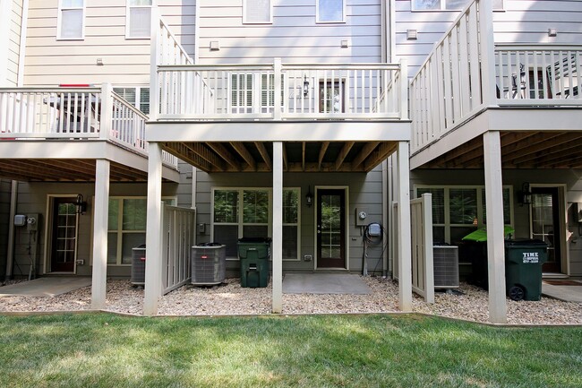 Building Photo - Light-Filled Townhome With Utilities Inclu...