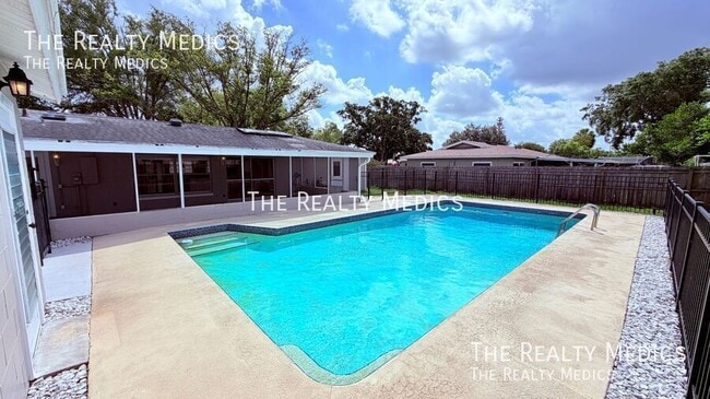 Building Photo - 6 Carriage Hill Cir