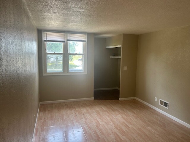 Building Photo - 3 bedroom 1.5 bath now available in the Wo...
