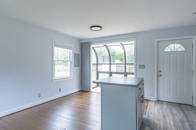 Building Photo - Spacious home located in a great neighborhood!