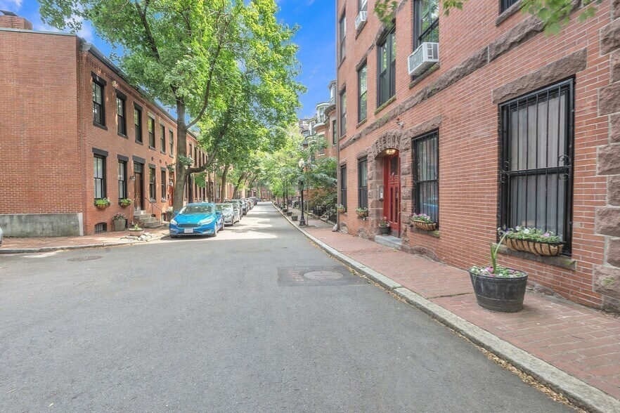 Building Photo - 17 Cazenove St