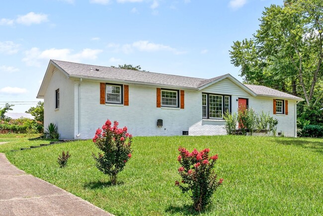 Building Photo - Renovated Ranch