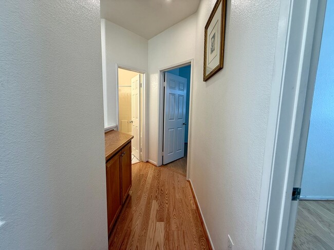 Building Photo - Spacious 3 Bedroom 2.5 Bath Townhouse with...