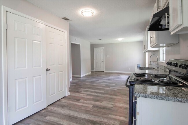 Building Photo - 504 Billington St