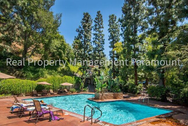 Building Photo - Spacious Condo with Relaxing Pool Views