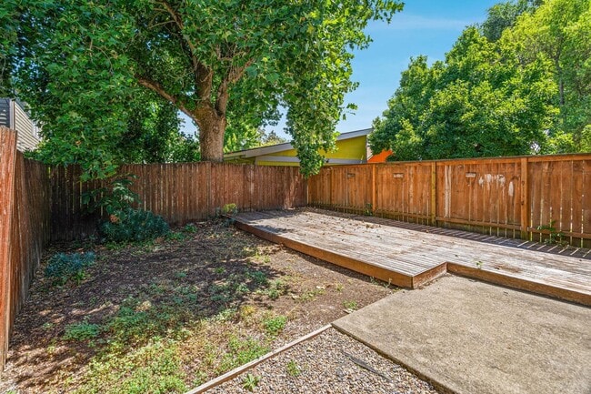 Building Photo - Lovely 3-bdrm/2-bath thin house in Portsmouth. Fenced backyard w/ deck, 1-car garage