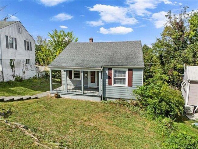 Building Photo - Radford, 3 BR / 2 BA, Available NOW