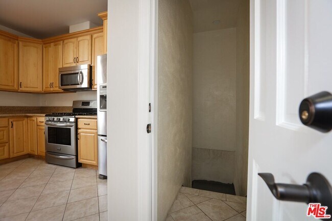 Building Photo - 806 N Alfred St