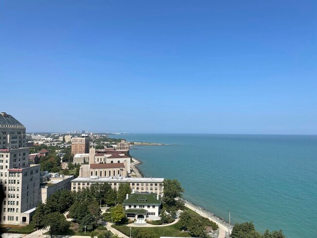 Building Photo - 6325 N Sheridan Rd