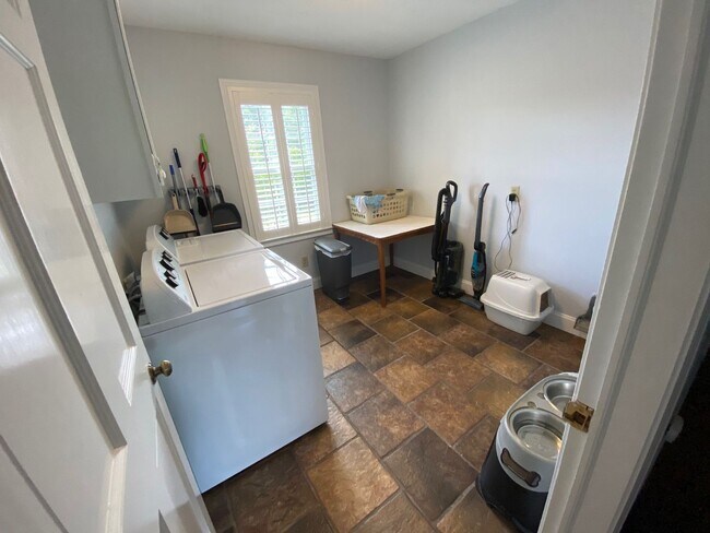 Building Photo - A little slice of paradise within minutes to downtown Greenviille