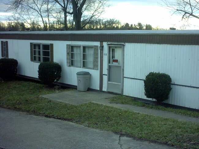 Building Photo - 12 Circle Dr