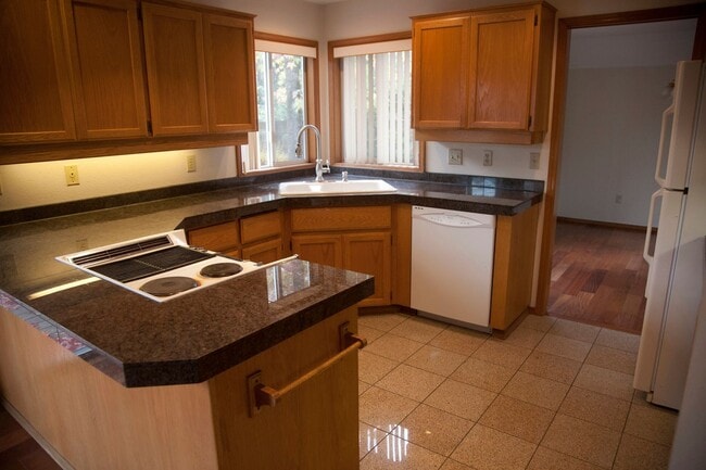 Building Photo - Gorgeous Beaverton home available with att...