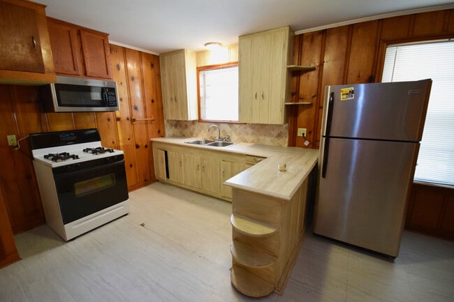 Building Photo - Spacious Home with lots of updates